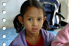 niña en clase - imagen by flickr